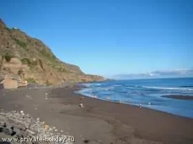 Die Playa del Socorro im Norden von Teneriffa ist sehr beliebt bei Surfern