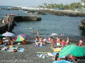 Die kleine Playa San Telmo mit schwarzem Vulkansand in Puerto de la Cruz