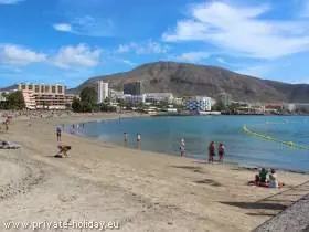 Der Strand "Playa Los Cristianos" im sonnenverwöhnten Süden von Teneriffa