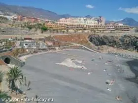 Junger Strand mit Blick auf La Gomera im Süden Teneriffas: Die Playa de Ajabo