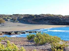 Die Playa Abades im Südwesten Teneriffas mit feinem, schwarzen Vulkansand