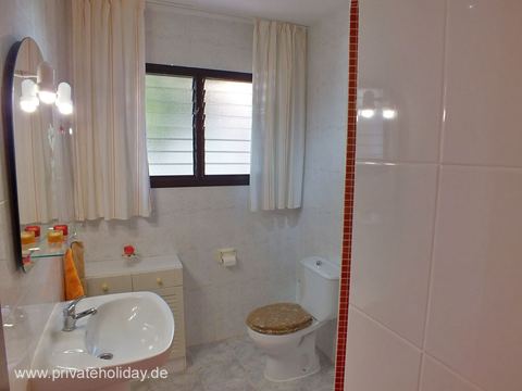 Bathroom with sink and toilet – El Sauzal, Tenerife