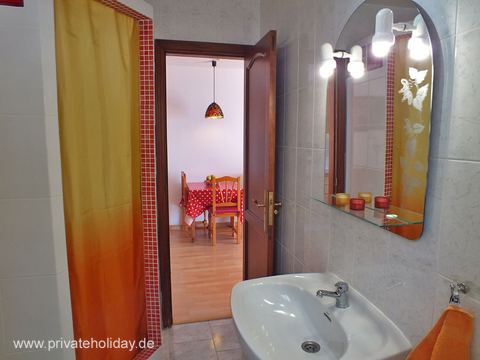 Badezimmer mit Waschbecken und Spiegel – El Sauzal, Teneriffa