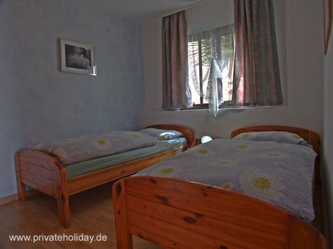 Bedroom with two single beds and window – El Sauzal, Tenerife