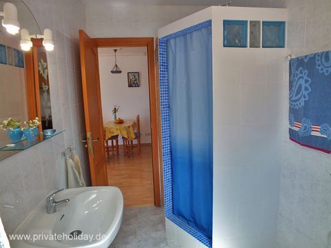 Bathroom with shower and sink – El Sauzal, Tenerife