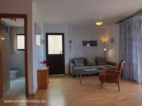 Living room with sofa and bathroom entrance – El Sauzal, Tenerife