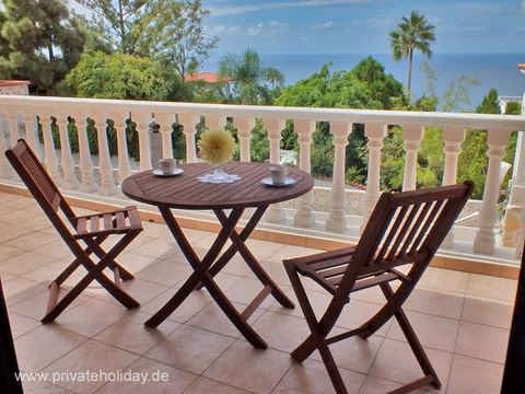 Terrasse mit Tisch, Stühlen und Meerblick – El Sauzal, Teneriffa