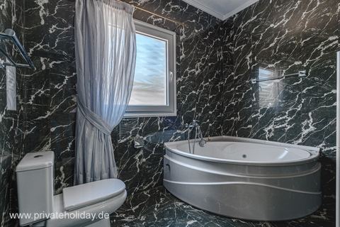 Bathroom with bathtub, toilet and window – El Tanque, Tenerife
