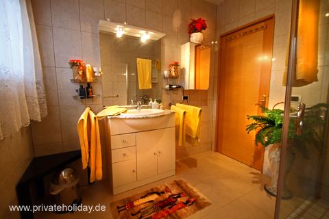 Badezimmer mit Waschbecken und Dusche – El Tanque, Teneriffa