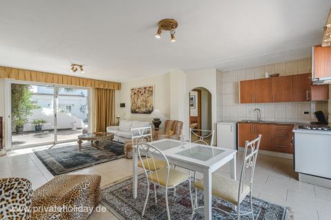 Cocina con mesa de comedor y acceso a la terraza – El Tanque, Tenerife