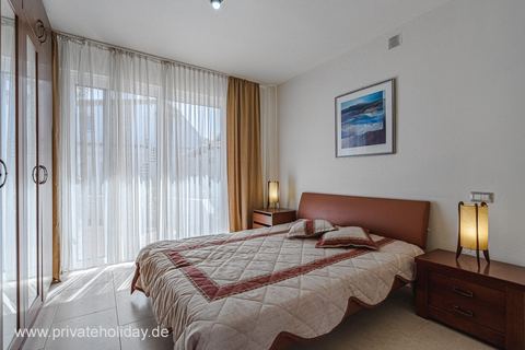 Dormitorio luminoso con cama doble y puerta al balcón – El Tanque, Tenerife