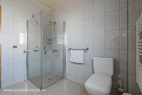 Baño con ducha de cristal y inodoro – El Tanque, Tenerife