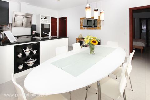 Eethoek met ovale tafel en hanglampen – Guía de Isora, Teneriffa