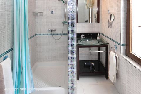 Badkamer met douche en wastafel – Guía de Isora, Teneriffa