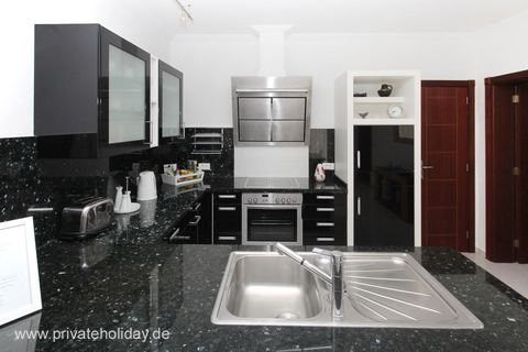 Keuken met zwart werkblad en spoelbak – Guía de Isora, Teneriffa