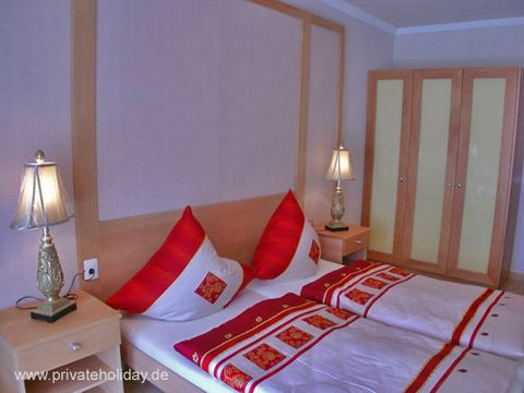 Schlafzimmer mit Doppelbett und Nachttischlampen – Guía de Isora, Teneriffa