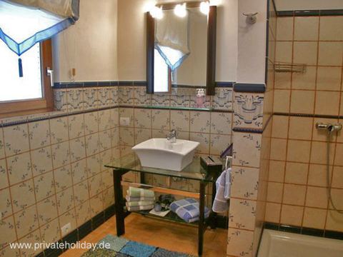 Badezimmer mit Waschbecken und gefliester Dusche – Guía de Isora, Teneriffa