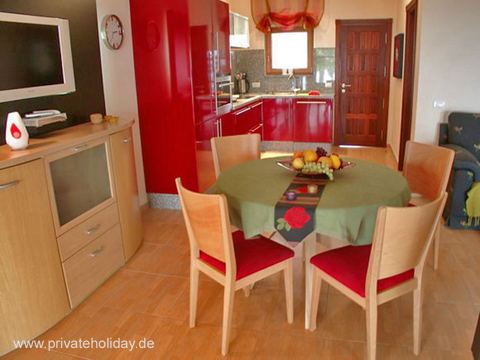 Essbereich mit rundem Tisch und roter Küche – Guía de Isora, Teneriffa