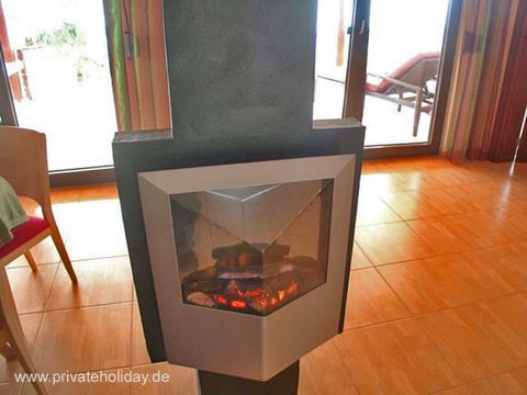 Wohnbereich mit modernem Kamin und Terrassentüren – Guía de Isora, Teneriffa
