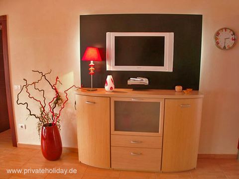 Wohnzimmer mit TV und Holzsideboard – Guía de Isora, Teneriffa