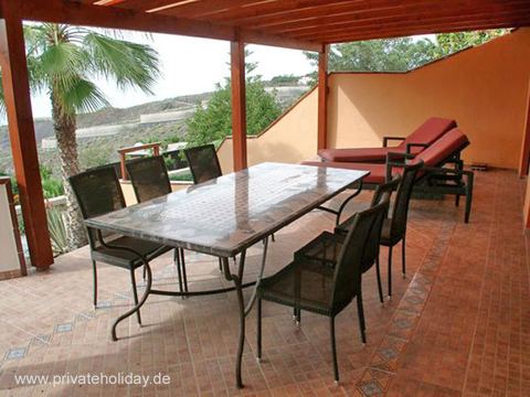 Überdachte Terrasse mit Esstisch und Liegen – Guía de Isora, Teneriffa
