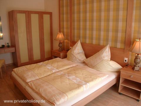 Helles Schlafzimmer mit Doppelbett und Kleiderschrank – Guía de Isora, Teneriffa
