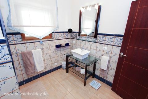 Badezimmer mit Waschbecken und Fliesenspiegel – Guía de Isora, Teneriffa