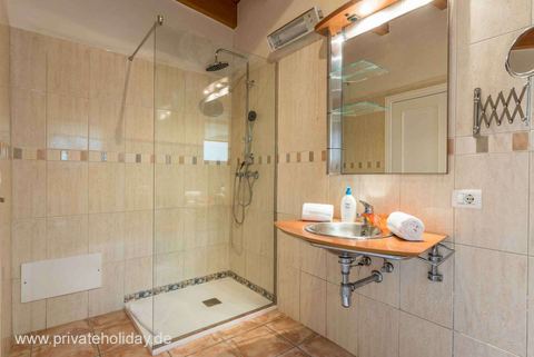 Baño con ducha a ras de suelo y lavabo – Chio, Tenerife