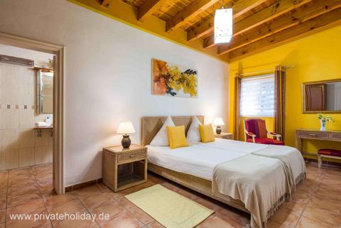 Dormitorio con cama doble y acceso abierto al baño – Chio, Tenerife