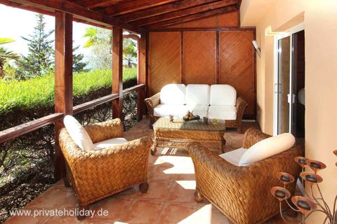 Terraza cubierta con sillones de ratán y sofá – Chio, Tenerife