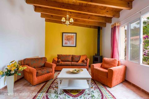 Salón con sillones naranjas y vigas de madera – Chio, Tenerife