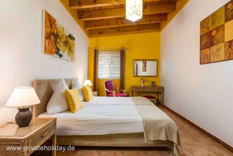 Dormitorio con cama doble y pared amarilla – Chio, Tenerife
