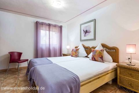Dormitorio con cama doble y silla junto a la ventana – Chio, Tenerife