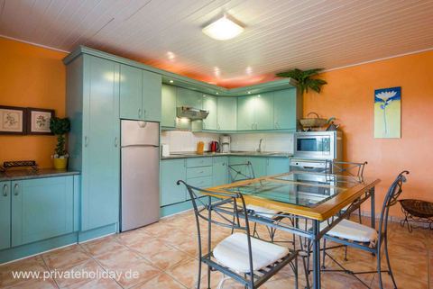 Cocina luminosa con mesa y armarios turquesa – Chio, Tenerife