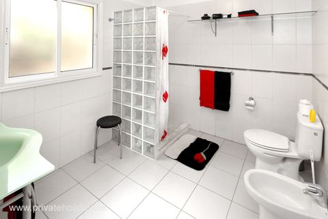 Baño con ducha de cristal y inodoro – Chio, Tenerife