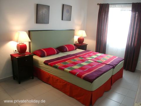 Dormitorio con cama doble y lámparas de noche – Chio, Tenerife