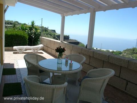 Terraza cubierta con zona de estar y vistas al mar – Chio, Tenerife