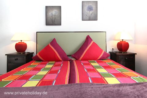 Dormitorio con cama doble y lámparas de noche – Chio, Tenerife