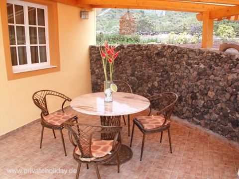 Covered terrace with round garden table – Chio, Tenerife
