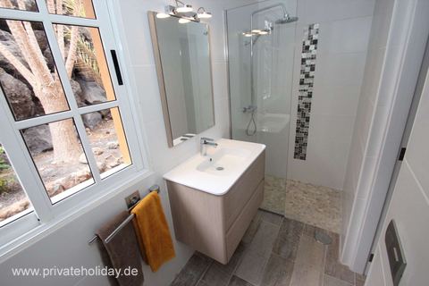 Badkamer met inloopdouche en wastafelmeubel – Chio, Teneriffa