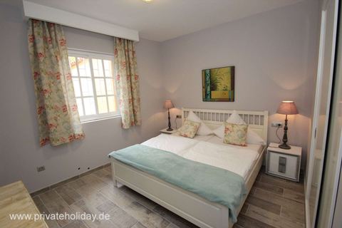 Slaapkamer met tweepersoonsbed en raam met gordijnen – Chio, Teneriffa