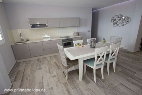 Eetgedeelte met moderne keuken en houten tafel – Chio, Teneriffa
