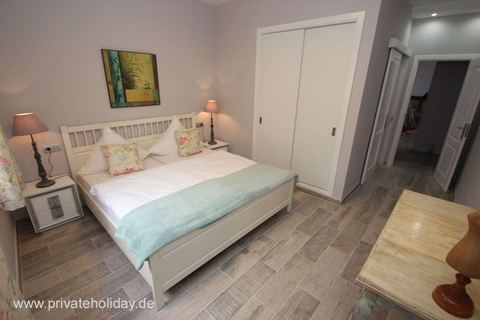 Slaapkamer met tweepersoonsbed en schuifdeurkast – Chio, Teneriffa