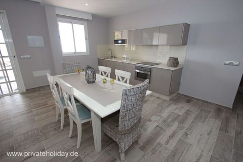 Eetgedeelte met lichte keuken en raam – Chio, Teneriffa