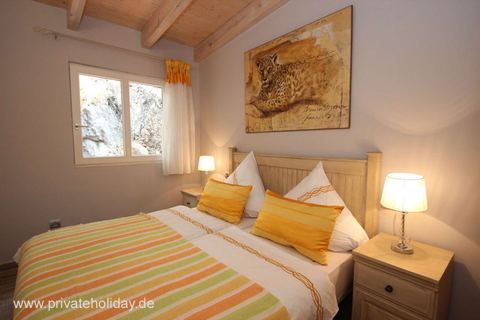Slaapkamer met tweepersoonsbed en houten plafond – Chio, Teneriffa
