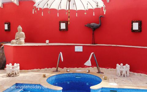 Innenhof mit kleinem Pool und roter Wand – Chio, Teneriffa