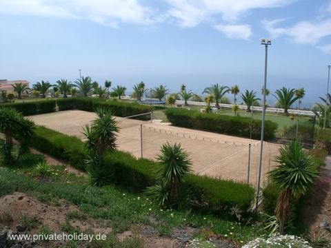 Tennis court with hedges and sea view – Chio, Tenerife