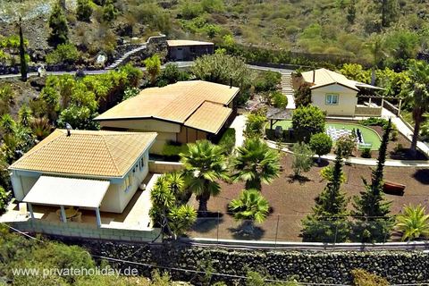 Luftaufnahme mit mehreren Gebäuden und Pool – Chio, Teneriffa