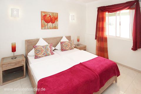 Bedroom with double bed and window – Chio, Tenerife