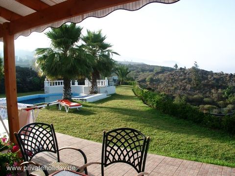 Überdachte Terrasse mit Blick auf Pool und Hügel – Chio, Teneriffa